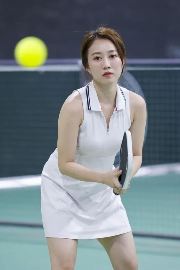 Giải đấu pickleball do Trà Ngọc Hằng tổ chức vừa diễn ra với sự góp mặt của đông đảo nghệ sĩ, người mẫu và vận động viên. Trong số đó, Huỳnh Hồng Loan - gương mặt quen thuộc của màn ảnh nhỏ nhận được nhiều sự quan tâm khi xuất hiện với vẻ ngoài khỏe khoắn, rạng rỡ và có màn tranh tài cùng dàn người đẹp như Trà Ngọc Hằng, Đào Lan Phương, MC Vân Hugo..