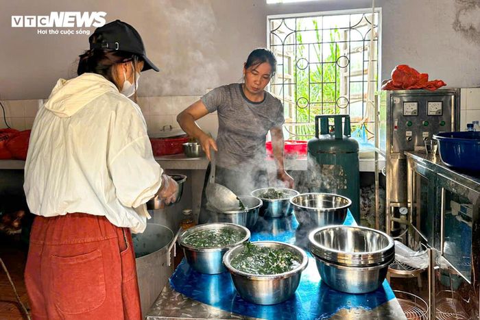 Tại điểm trường Tiểu học Pắc Ta, nơi hơn 1.250 người dân bản Noong Thăng đang tạm trú, người dân các xã lân cận thay nhau nấu từng bữa cơm nóng, sẻ chia từng chai nước, từng chiếc chăn với những gia đình vừa mất đi tất cả.