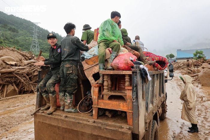 Lực lượng Công an tỉnh Lai Châu giúp đỡ người dân di dời tài sản đến nơi ở mới.