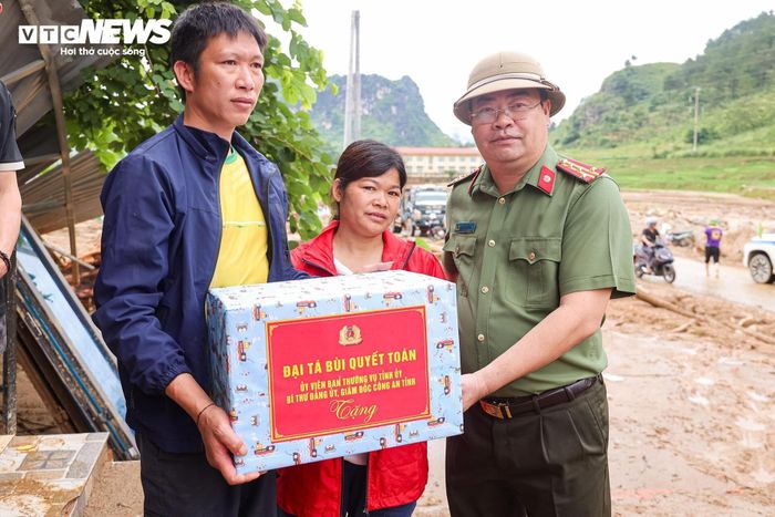 Ông yêu cầu các lực lượng tiếp tục đặt an toàn, tính mạng của người dân lên hàng đầu, khẩn trương hỗ trợ dọn dẹp môi trường, ổn định nơi ở, không để người dân nào thiếu ăn hay phải sống trong cảnh “màn trời chiếu đất” sau lũ.