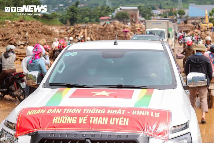 Những ngày này, nhiều đoàn tình nguyện và mạnh thường quân từ khắp nơi đến Mường Than, mang theo nhu yếu phẩm, quần áo, nước sạch hỗ trợ người dân khắc phục hậu quả lũ quét.