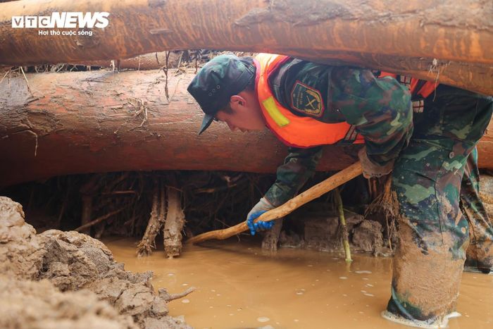 Đến nay vẫn còn 2 người mất tích, các tổ công tác tiếp tục mở rộng phạm vi tìm kiếm dọc suối, những bãi bồi, khu vực cây gỗ và đá lớn bị lũ vùi lấp, quyết tâm chỉ kết thúc nhiệm vụ khi đã rà soát toàn bộ hiện trường.