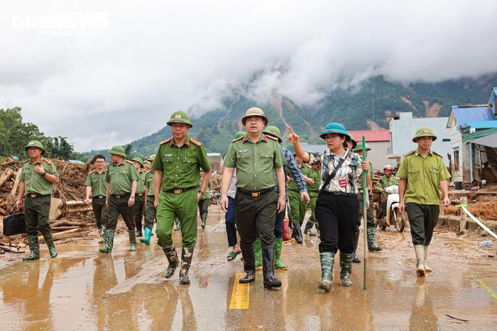 Sáng 20/7, Đại tá Bùi Quyết Toán, Ủy viên Ban Thường vụ Tỉnh ủy, Giám đốc Công an tỉnh Lai Châu, kiểm tra công tác cứu hộ, cứu nạn và khắc phục hậu quả thiên tai tại xã Mường Than, đồng thời thăm hỏi các gia đình bị ảnh hưởng.
