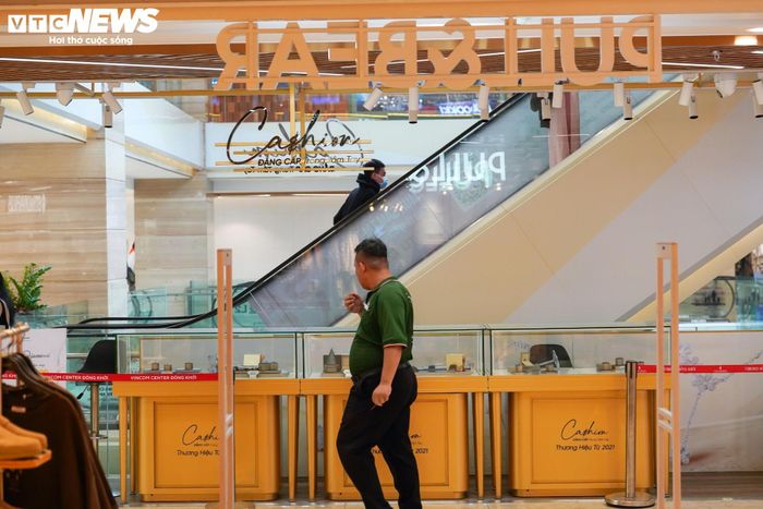 Chiều 20/7, ghi nhận của PV Báo Điện tử VTC News cho thấy nhiều cửa hàng kinh doanh kim cương tại TP.HCM đồng loạt đóng cửa hoặc tạm ngừng hoạt động. Từ các trung tâm thương mại lớn như Vincom Đồng Khởi đến những tuyến phố được xem là “phố kim cương” của thành phố như An Dương Vương, Trần Hưng Đạo, Trần Phú đều trở nên vắng lặng, trái ngược khung cảnh mua bán sôi động trước đây.