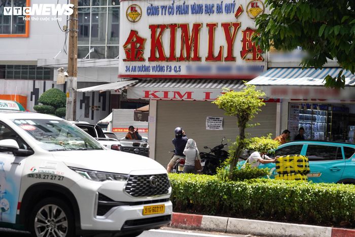 Ngoài những cửa hàng trên, một số thương hiệu kinh doanh kim cương khác tại TP.HCM như Hoàng Thứ Jewelry, Quế Jewelry cũng đã lần lượt thông báo tạm ngừng hoạt động. Việc nhiều doanh nghiệp kinh doanh kim cương đồng loạt đóng cửa hoặc tạm dừng hoạt động trong thời gian ngắn đang tạo nên bức tranh trầm lắng hiếm thấy của thị trường kim cương TP.HCM.