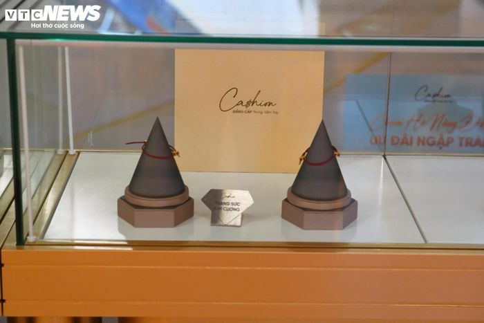 Tại Vincom Đồng Khởi (phường Sài Gòn), cửa hàng kim cương Cashion đã đóng cửa. Bên trong khu vực trưng bày không còn kim cương hay trang sức, các quầy kệ chỉ còn lại giá đỡ, hộp đựng và vật dụng phục vụ trưng bày sản phẩm.
