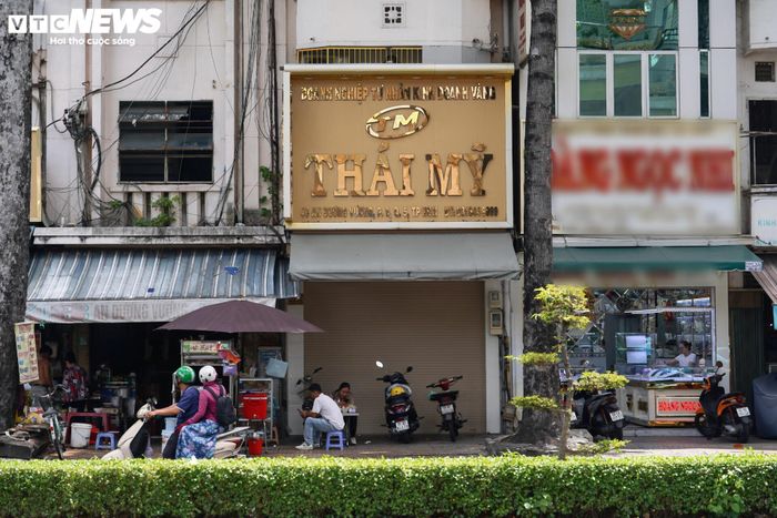 Không chỉ tại Vincom Đồng Khởi, ghi nhận trên đường An Dương Vương (phường Chợ Quán) - khu vực được nhiều người gọi là “phố kim cương” lớn nhất nhì TP.HCM - cũng cho thấy không khí mua bán rất đìu hiu.