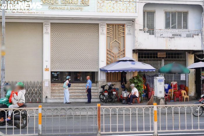 Trong khi đó, cửa hàng của thương hiệu Ngọc Châu Âu trên đường Trần Hưng Đạo (phường Chợ Quán) vẫn đóng kín cửa sau khi bà Hoàng Thị Thanh Nga (SN 1980), Giám đốc Công ty TNHH Đầu tư Ngọc Châu Âu, bị cơ quan chức năng bắt giữ. Theo ghi nhận, cửa hàng luôn có lực lượng bảo vệ túc trực 24/24, thỉnh thoảng mở cửa để một số người ra vào, nhưng không diễn ra hoạt động mua bán.