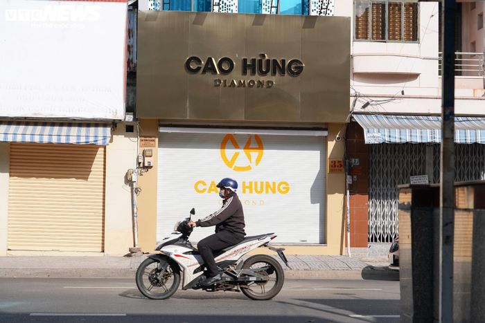 Tại cửa hàng Cao Hùng Diamond (35 Trần Phú, phường Chợ Quán), cửa hàng cũng đã đóng cửa sau khi thông báo tạm ngưng hoạt động thu đổi trong thời gian 2 tuần để ổn định hoạt động. Doanh nghiệp cho biết sẽ thông báo thời điểm tiếp nhận thu đổi trở lại trên fanpage.