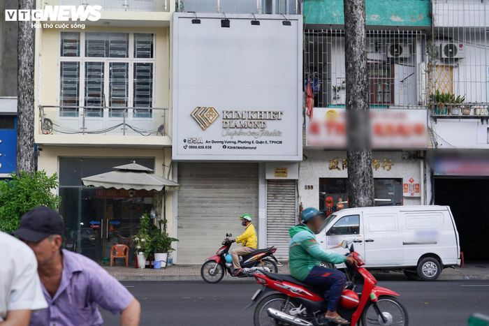 Nhiều cửa hàng từng hoạt động sầm uất như Kim Lý, Kim Khiết, Kinh Châu, Thái Mỹ... đều đóng kín cửa, tạm ngừng giao dịch khiến khách hàng không khỏi hoang mang, lo lắng.