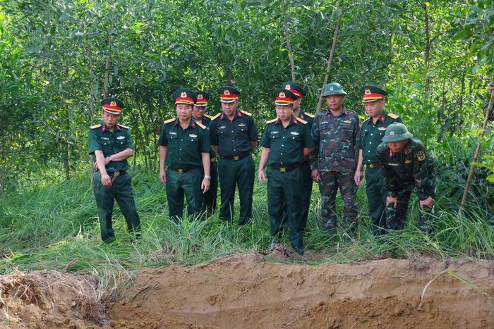 Đoàn công tác của Bộ Chỉ huy Quân sự tỉnh Quảng Trị kiểm tra, động viên lực lượng đang làm nhiệm vụ tìm kiếm, quy tập hài cốt liệt sĩ tại khu vực Câu Nhi. (Ảnh: Xuân Diện)