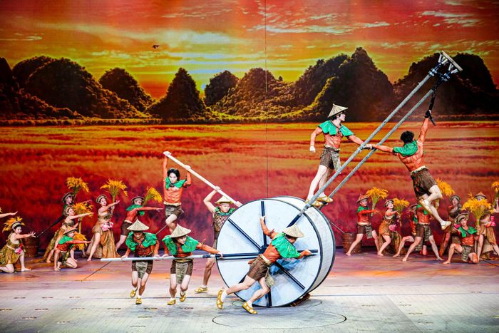 Các nghệ sĩ thực hiện những màn trình diễn kỹ thuật trên không, kết hợp ngôn ngữ múa, xiếc và hiệu ứng sân khấu trong chương trình “Đất nước Thiên hùng ca”. Ảnh: BTC