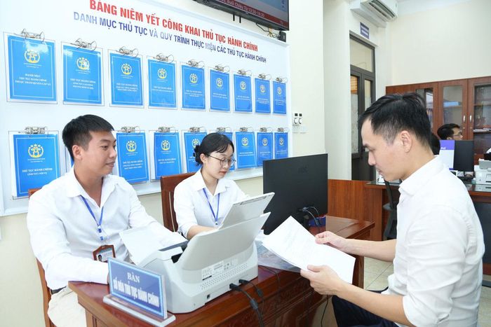 Hướng dẫn người dân làm thủ tục hành chính tại UBND xã Phúc Thịnh. Ảnh: Phạm Hùng