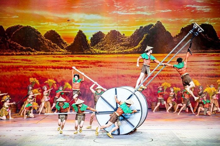 Các nghệ sĩ thực hiện những màn trình diễn kỹ thuật trên không, kết hợp ngôn ngữ múa, xiếc và hiệu ứng sân khấu trong chương trình “Đất nước Thiên hùng ca”. Ảnh: BTC