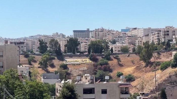 Quân đội Israel đã xác định được các tên lửa phóng từ Iran hướng về thành phố Aqaba của Jordan, giáp với lãnh thổ Israel, ngày 19-7. Ảnh chụp từ video của Reuters