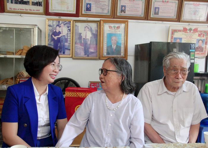 Chủ tịch Ủy ban MTTQ Việt Nam thành phố Hà Nội Bùi Huyền Mai ân cần thăm hỏi sức khỏe, đời sống của gia đình chính sách. Ảnh: Lê Dung