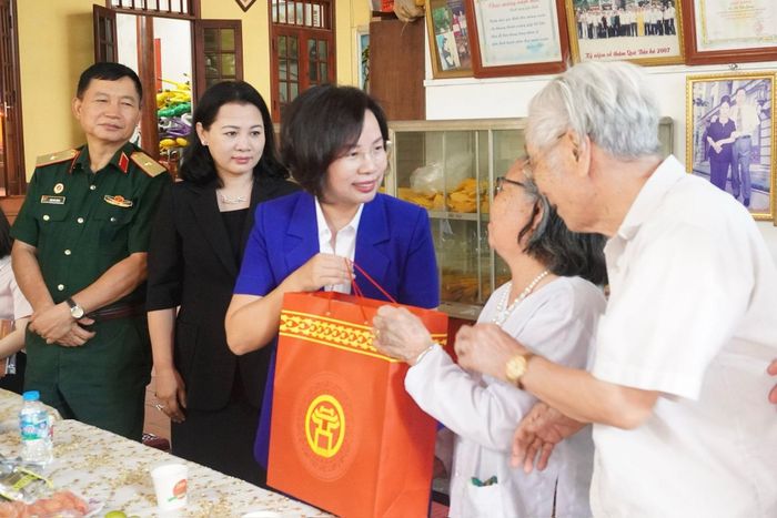 Đồng chí Bùi Huyền Mai trao quà tới gia đình bà Hồ Thị Giàng và ông Nguyễn Đình Tôn tại thôn ở thôn Thái Phù. Ảnh: Lê Dung