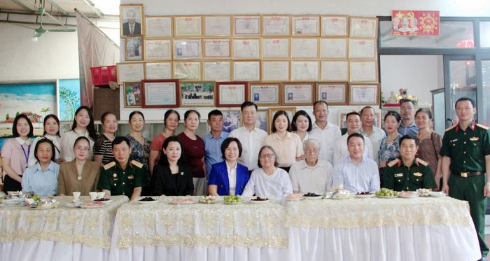 Đoàn công tác chụp ảnh lưu niệm cùng gia đình chính sách. Ảnh: Lê Dung