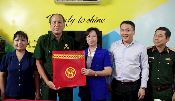 Ủy viên Ban Thường vụ Thành ủy, Chủ tịch Ủy ban MTTQ Việt Nam thành phố Hà Nội Bùi Huyền Mai cùng các thành viên đoàn công tác trao quà gia đình ông Ngô Văn Tần, tại thôn Đông. Ảnh: Lê Dung