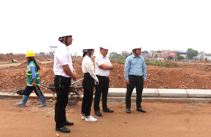Đại diện xã Quang Minh kiểm tra tiến độ thi công dự án Khu biệt thự nhà vườn, thương mại và dịch vụ tổng hợp Hưng Nga. Ảnh: PV