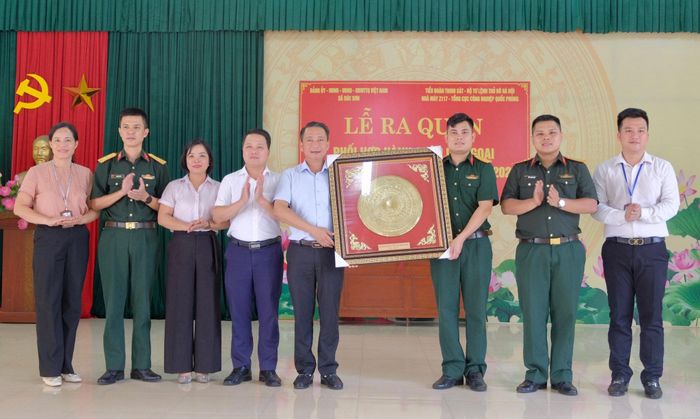 Thường trực Đảng ủy xã Sóc Sơn đón nhận tình cảm của các đơn vị quân đội. Ảnh: Tùng Nguyễn.