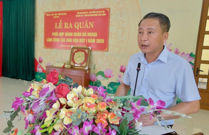 Phó Bí thư Thường trực Đảng ủy, Chủ tịch HĐND xã Sóc Sơn Vương Nguyên Minh phát biểu tại lễ ra quân. Ảnh: Tùng Nguyễn.