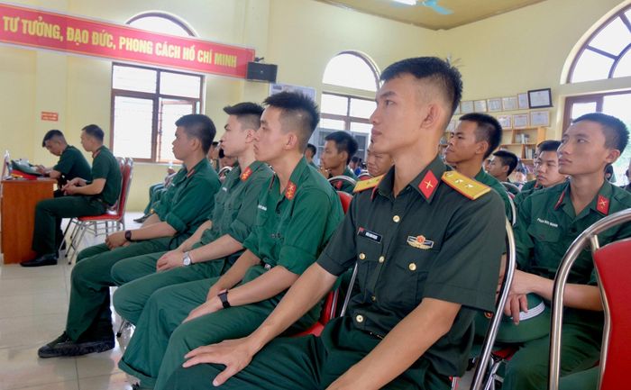 Cán bộ, chiến sĩ tham dự lễ ra quân. Ảnh: Tùng Nguyễn.