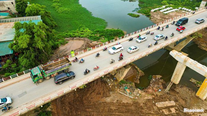 Nhiều năm qua, khu vực cầu Mai Lĩnh thường xuyên xảy ra ùn tắc, đặc biệt vào các khung giờ cao điểm, cuối tuần và dịp lễ, Tết khi lưu lượng phương tiện tăng cao. Tình trạng ùn ứ kéo dài không chỉ ảnh hưởng đến việc đi lại của người dân mà còn tác động đến hoạt động vận tải hàng hóa trên tuyến.