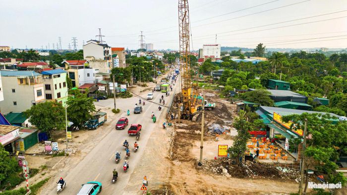 Các mũi thi công được triển khai dọc tuyến Quốc lộ 6 nhằm đẩy nhanh tiến độ dự án.