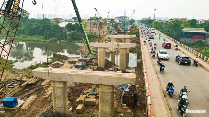 Sau gần một năm thi công, hạng mục cầu Mai Lĩnh mới đang bước vào giai đoạn thi công kết cấu chính. Các nhà thầu tập trung đẩy nhanh tiến độ xây dựng móng, thân trụ và các hạng mục phụ trợ.