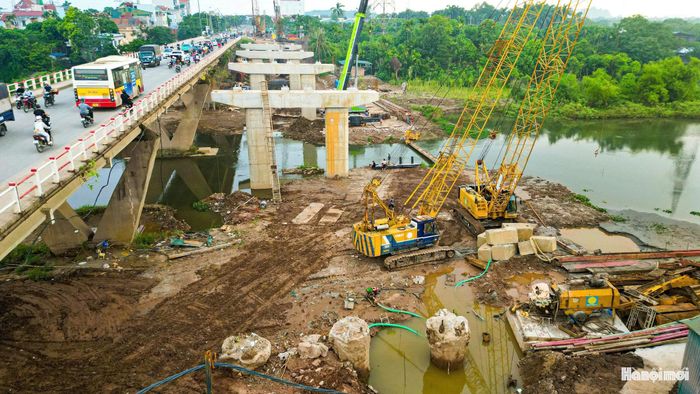 Cây cầu mới sẽ tăng gấp đôi năng lực lưu thông, góp phần giảm áp lực giao thông trên Quốc lộ 6 - tuyến đường có lưu lượng phương tiện lớn, kết nối Hà Nội với các tỉnh Hòa Bình và khu vực Tây Bắc.