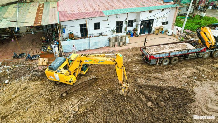 Nhiều đoạn trên Quốc lộ 6 đã được giải phóng mặt bằng, tạo không gian phục vụ thi công mở rộng tuyến đường.
