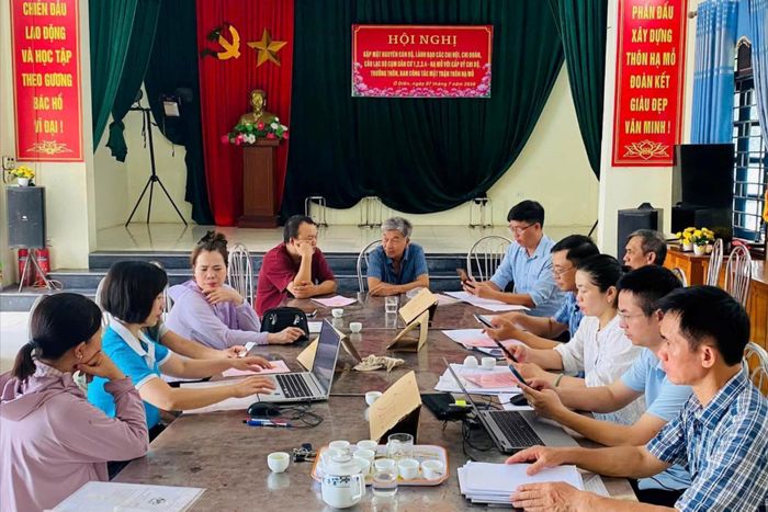Cán bộ, đảng viên xã Ô Diên hướng dẫn người dân rà soát, chuẩn hóa dữ liệu đất đai trong Chiến dịch "45 ngày". Ảnh: PV