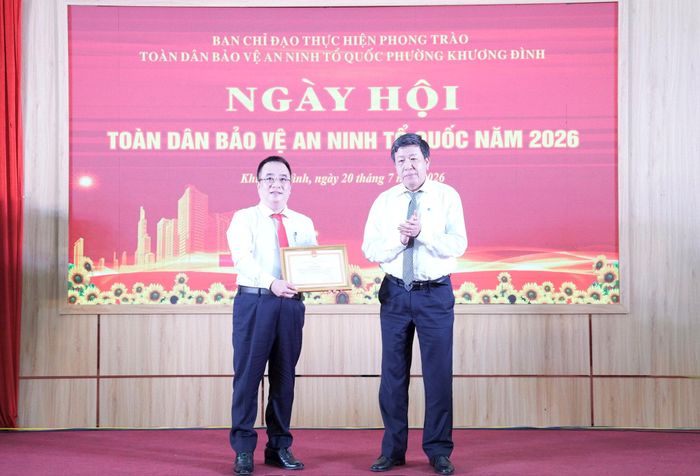 Phó Chủ tịch Thường trực UBND thành phố Hà Nội Dương Đức Tuấn trao Giấy khen của Giám đốc Công an thành phố Hà Nội khen nhân dân và cán bộ phường Khương Đình. Ảnh: Hồng Thái