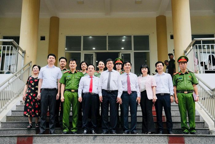 Phó Chủ tịch Thường trực UBND thành phố Hà Nội Dương Đức Tuấn cùng cán bộ và nhân dân phường Khương Đình. Ảnh: Hồng Thái