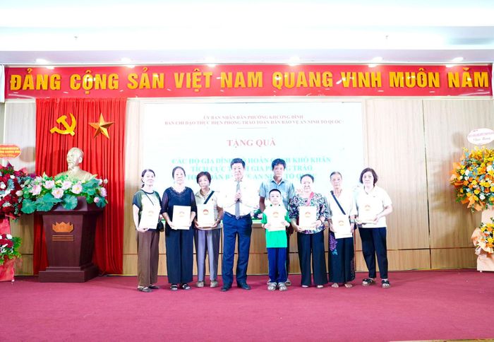 Phó Chủ tịch Thường trực UBND thành phố Hà Nội Dương Đức Tuấn trao quà cho các gia đình có hoàn cảnh khó khăn tích cực tham gia phong trào toàn dân bảo vệ an ninh Tổ quốc. Ảnh: Hồng Thái