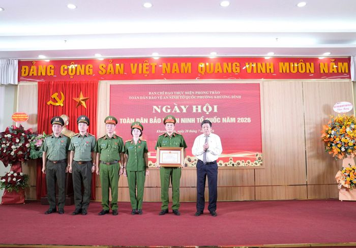 Phó Chủ tịch Thường trực UBND thành phố Hà Nội Dương Đức Tuấn trao Bằng khen của Chủ tịch UBND thành phố Hà Nội cho Ban Chỉ huy Công an phường Khương Đình. Ảnh: Hồng Thái