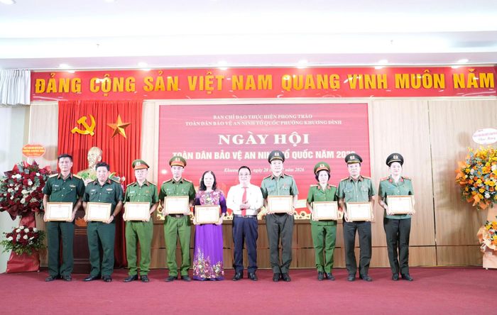 Lãnh đạo phường Khương Đình trao khen thưởng cho các tập thể, cá nhân có thành tích xuất sắc trong phong trào toàn dân bảo vệ an ninh Tổ quốc. Ảnh: Hồng Thái