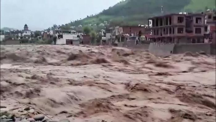 Mưa to kéo dài nhiều ngày đã khiến nước sông Dharali tại miền bắc Ấn Độ dâng cao. Ảnh chụp từ video của Reuters
