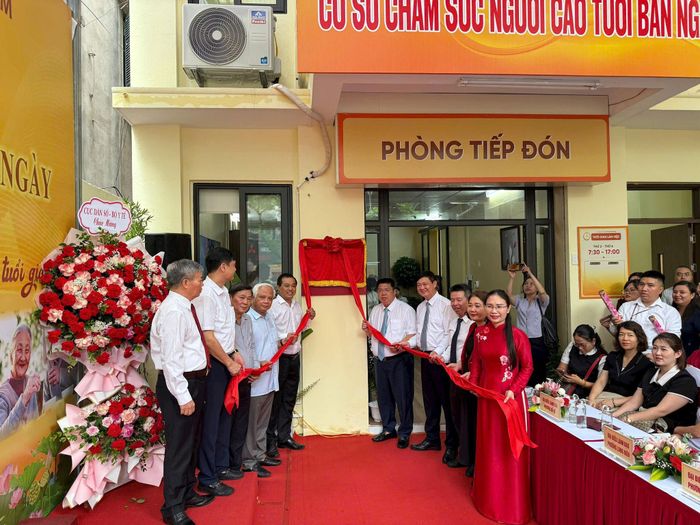 Các đại biểu thực hiện nghi thức khai trương cơ sở. Ảnh: Hoa Thành