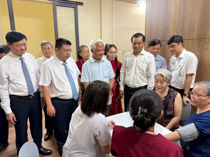 Các đại biểu tham quan khu vực vận hành hoạt động của cơ sở. Ảnh: Hoa Thành