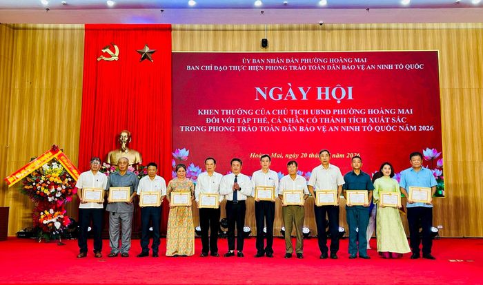 Phó Bí thư Thường trực Đảng ủy phường Hoàng Mai Nguyễn Công Hiệp trao Giấy khen cho 11 tập thể có thành tích xuất sắc trong phong trào Toàn dân bảo vệ an ninh Tổ quốc năm 2026. Ảnh: Trần Oanh.