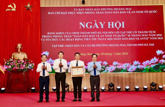Phó Chủ tịch Thường trực HĐND thành phố Hà Nội Trần Thế Cương trao Bằng khen của Chủ tịch UBND thành phố Hà Nội đối với tập thể phường Hoàng Mai. Ảnh: Trần Oanh.