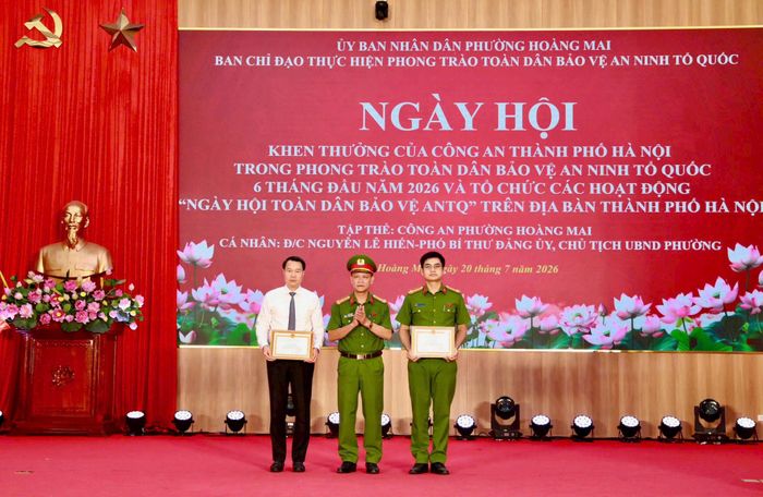 Chủ tịch UBND phường Hoàng Mai Nguyễn Lê Hiến và đại diện Công an phường nhận Giấy khen của Giám đốc Công an thành phố Hà Nội. Ảnh: Trần Oanh.