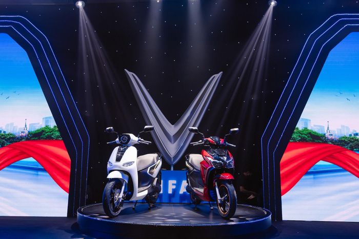 Hai mẫu xe máy điện mới của VinFast gồm Kyo (trái) và Kinet (phải). Ảnh: PV