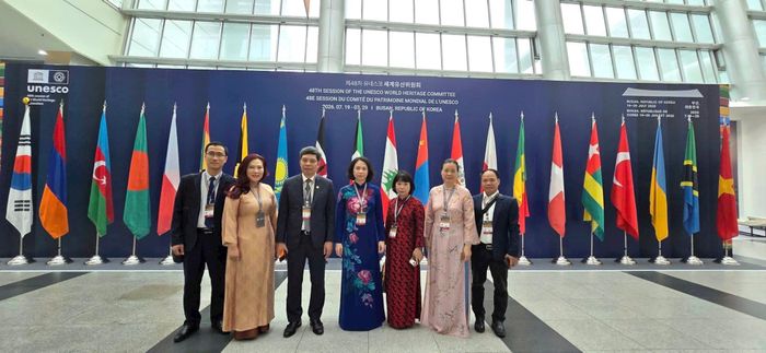 Phó Chủ tịch UBND thành phố Hà Nội Vũ Thu Hà với đại diện Trung tâm Di sản Thế giới UNESCO và ICOMOS). Ảnh: Thu Huyền