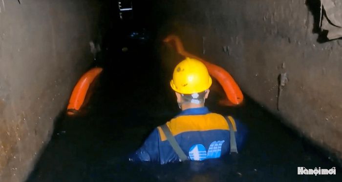Công nhân cống ngầm làm việc trong điều kiện lao động đặc biệt nặng nhọc và tiềm ẩn nhiều rủi ro. Ảnh: Lại Tấn