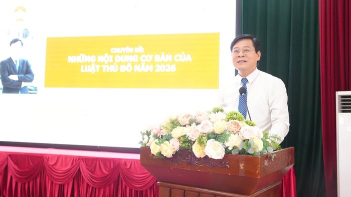 Luật sư Nguyễn Văn Hà, báo cáo viên trình bày những nội dung trọng tâm và điểm mới nổi bật của Luật Thủ đô năm 2026. Ảnh: AK
