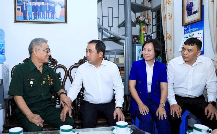 Bí thư Thành ủy Hà Nội Trần Đức Thắng thăm hỏi sức khỏe thương binh Trần Huy Tắn. Ảnh: Quang Thái