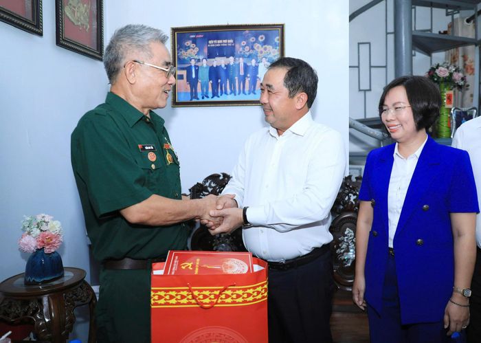 Bí thư Thành ủy Hà Nội Trần Đức Thắng tặng quà thương binh Trần Huy Tắn. Ảnh: Quang Thái